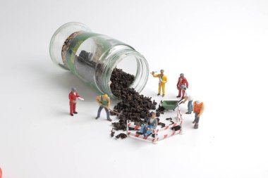 bir çay yaprağı ve minyatür çalışma insan figürü