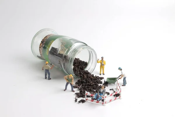 Een theebladeren en miniatuur figuur mensen die werkzaam zijn — Stockfoto