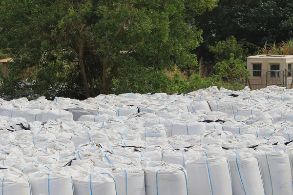 Sacos de areia grandes para proteção contra a porta para fora — Fotografia de Stock