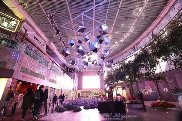 La calle en Hong Kong en la noche antes de Navidad —  Fotos de Stock