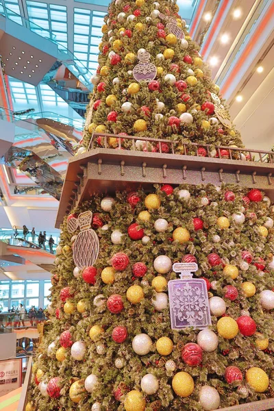 Árbol de Navidad en Festival Walk mall en Kowloon Tong 2018 —  Fotos de Stock