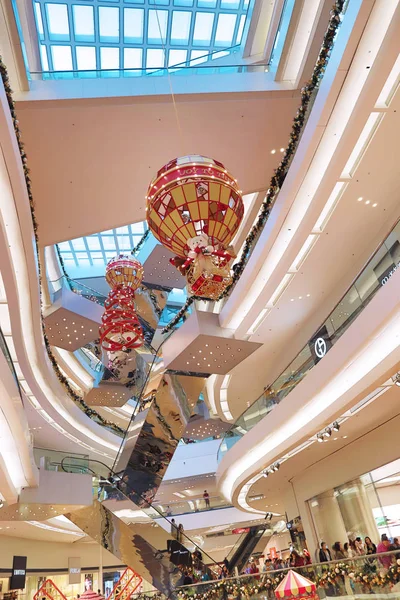 Árbol de Navidad en Festival Walk mall en Kowloon Tong 2018 —  Fotos de Stock