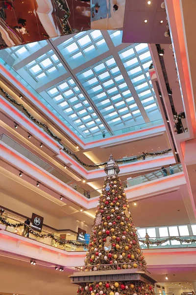 Árbol de Navidad en Festival Walk mall en Kowloon Tong 2018 — Foto de Stock