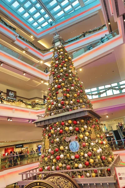 Kerstboom in winkelcentrum Festival Walk in Kowloon Tong 2018 — Stockfoto