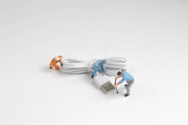 Mini şarj cihazı ile kavram bağlayan kablosu takın.