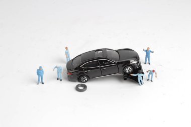 Mini küçük ofmechanics bir arabayı tamir