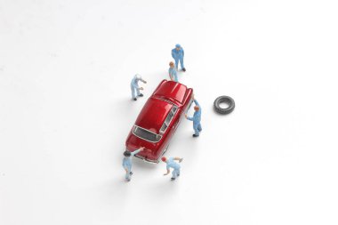 Mini küçük ofmechanics bir arabayı tamir