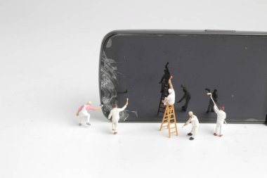 akıllı telefon ekran temizleme bir mini insanlar işçi