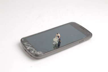 mini figür tarafından cep kredi kartı ile alışveriş.