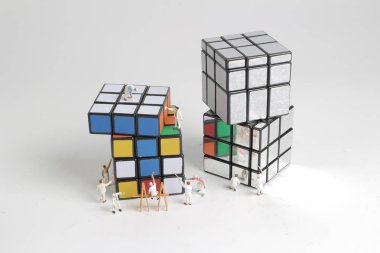 mini bir insan figürü cleaing kübik