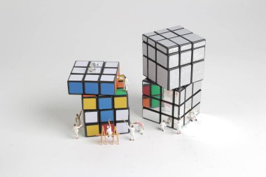mini bir insan figürü cleaing kübik