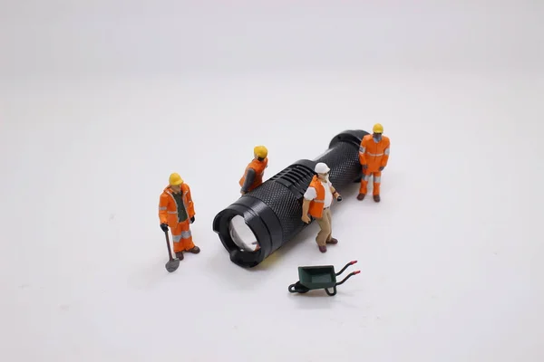 El mini woker reparando la lente de la antorcha —  Fotos de Stock