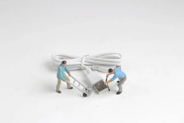 Mini med laddare Anslut kabeln som ansluter koncept. — Stockfoto