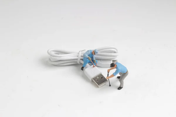 Mini con el concepto de conexión de cable de enchufe del cargador . —  Fotos de Stock