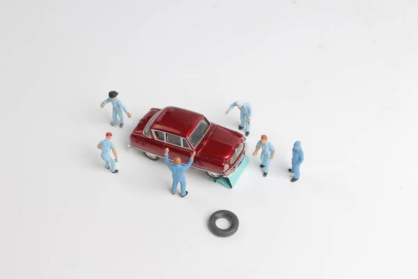 Mini minúsculo ofmechanics trabalhando em um carro — Fotografia de Stock