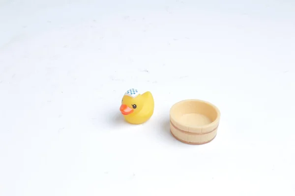 Pato de borracha de brinquedo isolado no chão traseiro branco — Fotografia de Stock