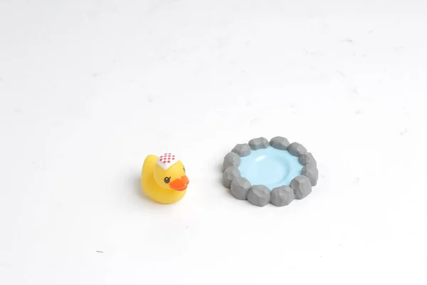 Іграшкова гумова качка ізольована на білому фоні — стокове фото