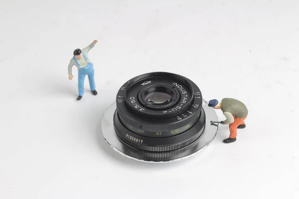 Um mini de woker limpando a câmera — Fotografia de Stock