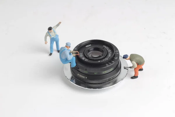 Un mini del woker che cancella la macchina fotografica — Foto Stock