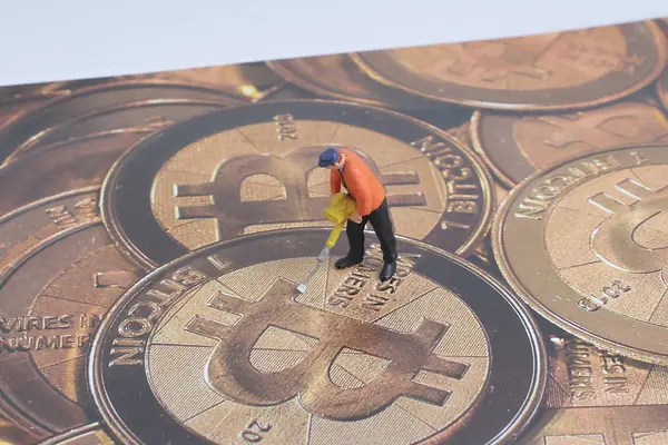 De mijnwerker van figuur is graven voor bitcoin — Stockfoto