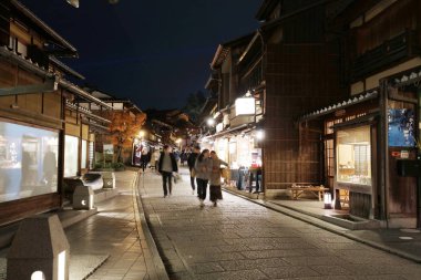 Hareketli yayalara kaplı bir tepe üzerinde 