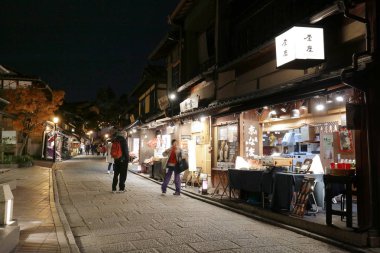 Hareketli yayalara kaplı bir tepe üzerinde 