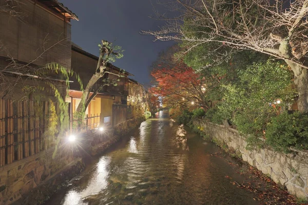 Vista noturna do belo distrito de Gion, Kyoto, Japão — Fotografia de Stock