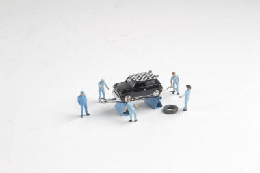 bir arabayı tamir mini figür mekaniği