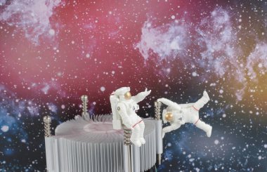 alan için siyah arka plan yüzen bir astronot 