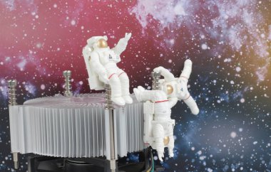 alan için siyah arka plan yüzen bir astronot 