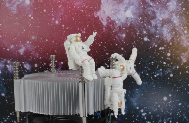 alan için siyah arka plan yüzen bir astronot 