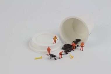 kavrulmuş kahve çekirdeği üzerinde çalışan bir mini insanlar