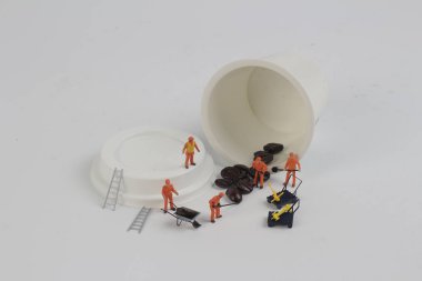 kavrulmuş kahve çekirdeği üzerinde çalışan bir mini insanlar