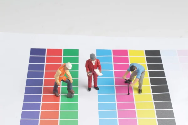 Мини Рабочие Вершине Тестирования Цветовой Полосы — стоковое фото
