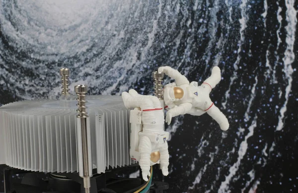 Egy űrhajós lebeg a fekete háttér, hely — Stock Fotó