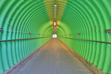 derin yeşil renk tünel korku hissediyorum