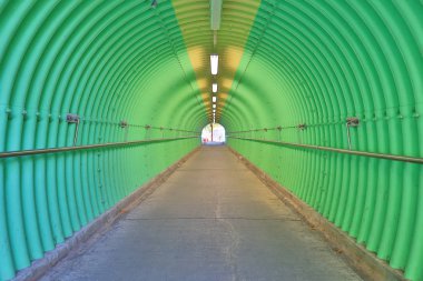 derin yeşil renk tünel korku hissediyorum