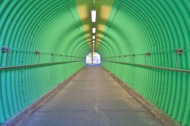 derin yeşil renk tünel korku hissediyorum