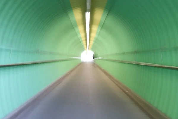 Derin yeşil renk tünel korku hissediyorum — Stok fotoğraf