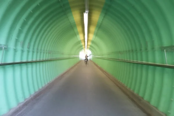 Derin yeşil renk tünel korku hissediyorum — Stok fotoğraf