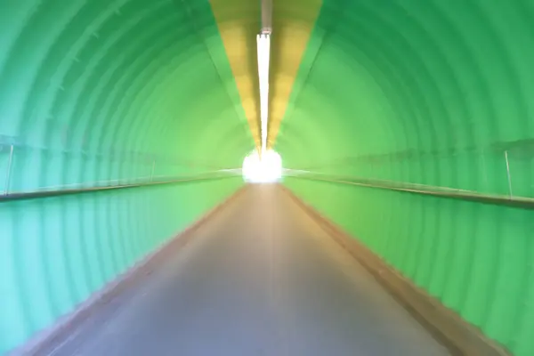 Tief in der grünen Farbe Tunnel Horror fühlen — Stockfoto