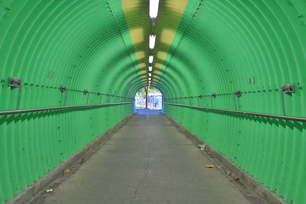 Głęboko w kolor zielony tunel horror czuć — Zdjęcie stockowe
