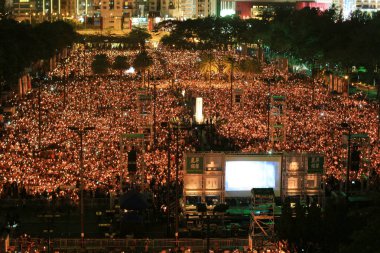 Hong Kong, 4 Haziran: İnsanlar birleştirmek anıtların'da Tiananmen s