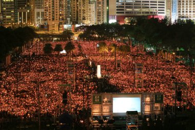 Hong Kong, 4 Haziran: İnsanlar birleştirmek anıtların'da Tiananmen s
