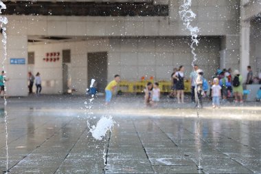 Çeşme bina cephe rekonstrüksiyon önerisi ile oynayan mutlu çocuk