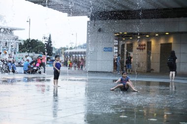 Çeşme bina cephe rekonstrüksiyon önerisi ile oynayan mutlu çocuk