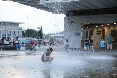 Çeşme bina cephe rekonstrüksiyon önerisi ile oynayan mutlu çocuk