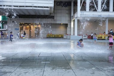 Çeşme bina cephe rekonstrüksiyon önerisi ile oynayan mutlu çocuk