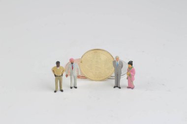 Bitcoins yabancı figürü bir grup 