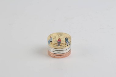  Altın bitcoin oturan iş adamı iç kazık